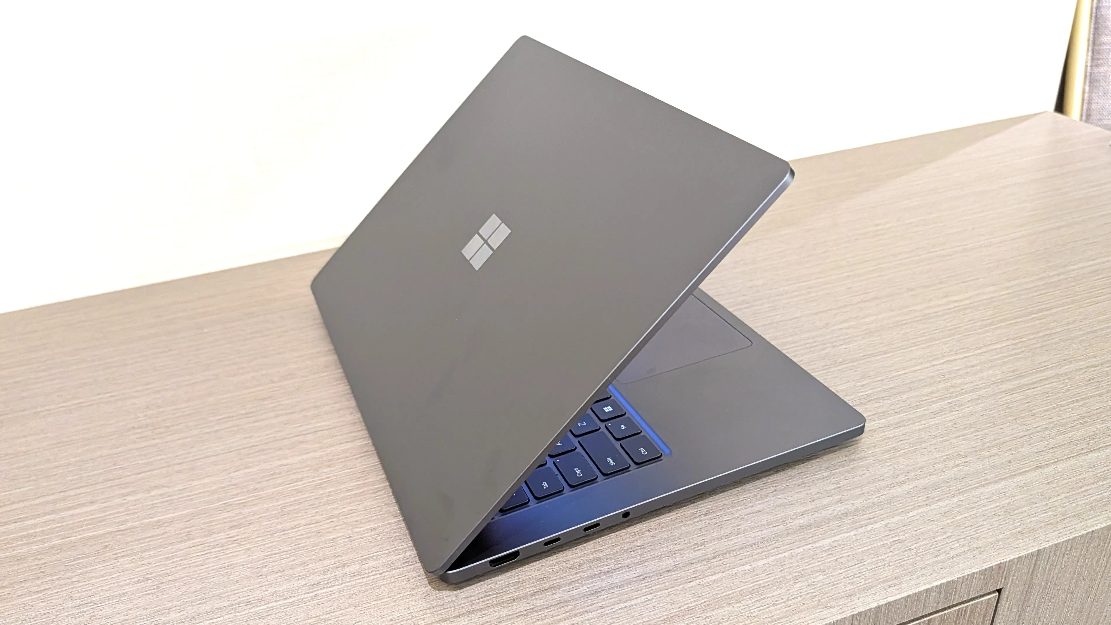 Portátil Surface Laptop Ultra fotografiado por Windows Central