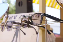 Primer plano de las Ray-Ban Meta Audio, unas gafas de sol con patillas gruesas y sin cámara integrada
