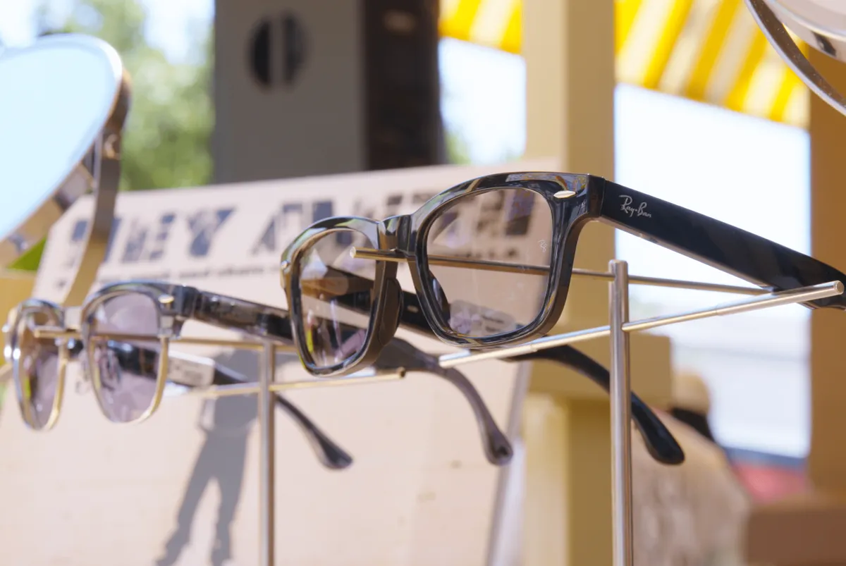 Primer plano de las Ray-Ban Meta Audio, unas gafas de sol con patillas gruesas y sin cámara integrada