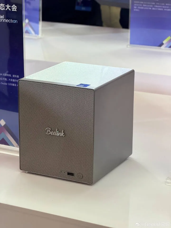 Unidad NAS Beelink ME Pro de color gris sobre una mesa de exposición