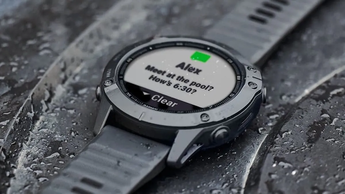 Reloj Garmin Fenix 6 con una notificación en pantalla