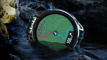 Amazfit Cheetah 2 Ultra en la muñeca durante una carrera por montaña