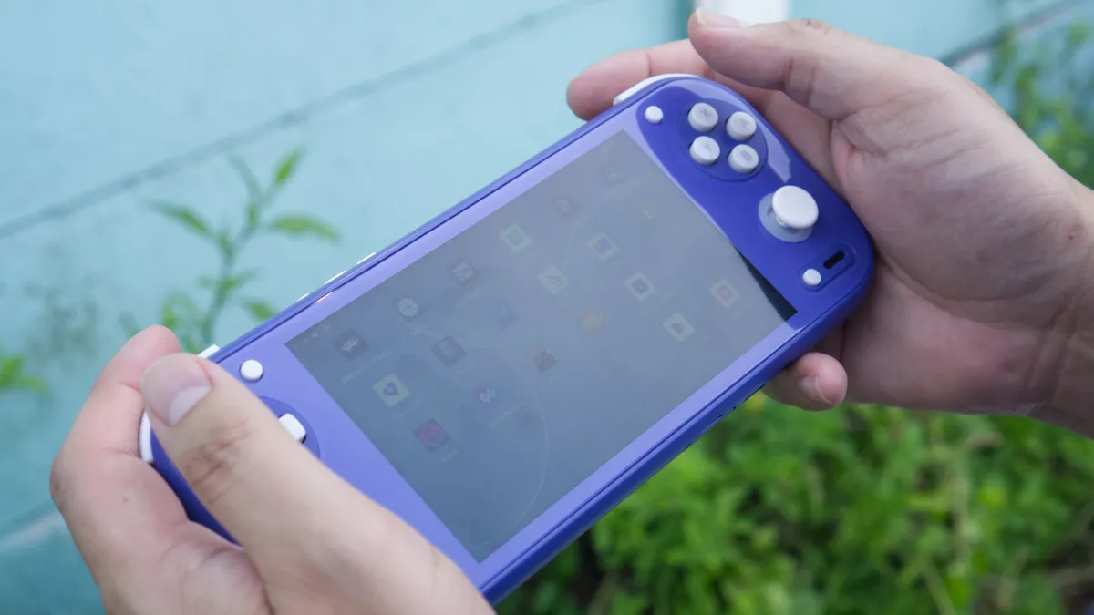 Consola portátil Anbernic RG55G1 sostenida con las manos al aire libre