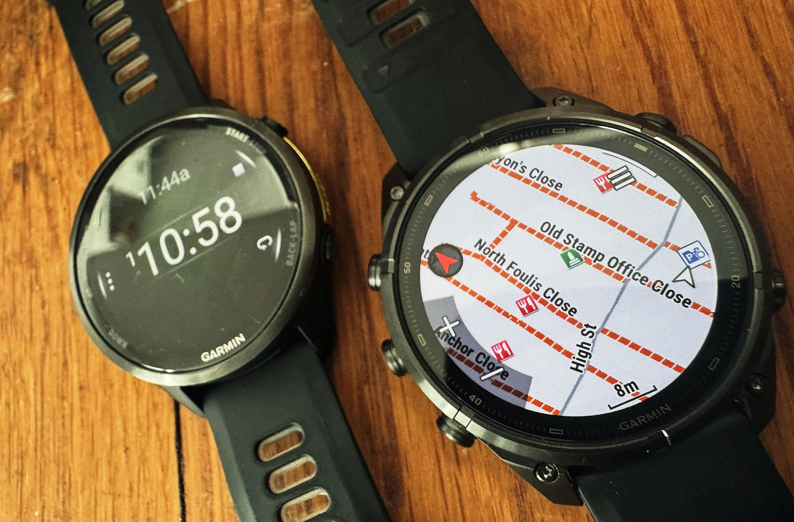 Garmin Fenix 9 Pro mostrando un mapa con nombres de calles junto a un Forerunner 970 con cronómetro