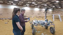 Tom Scott dirige con una Steam Deck modificada el prototipo del rover de Airbus mientras un ingeniero observa