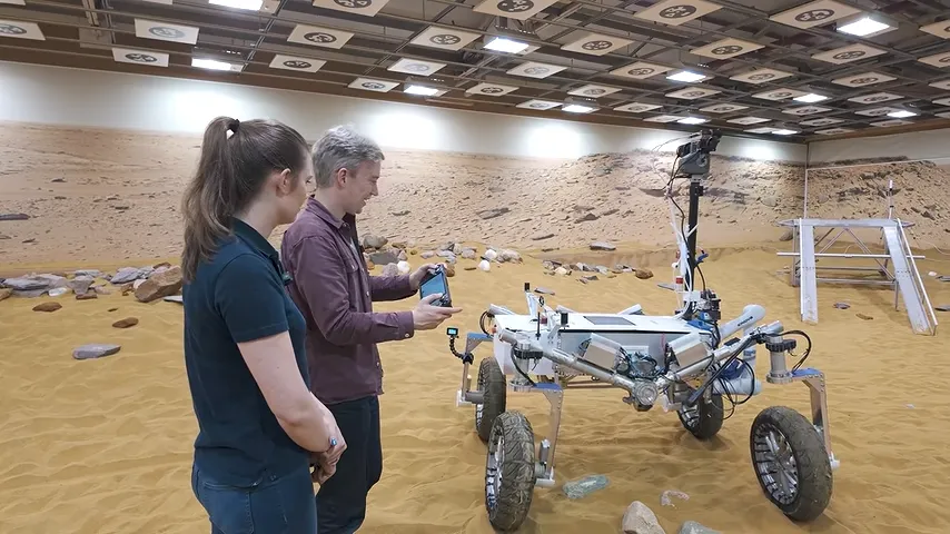 Tom Scott dirige con una Steam Deck modificada el prototipo del rover de Airbus mientras un ingeniero observa