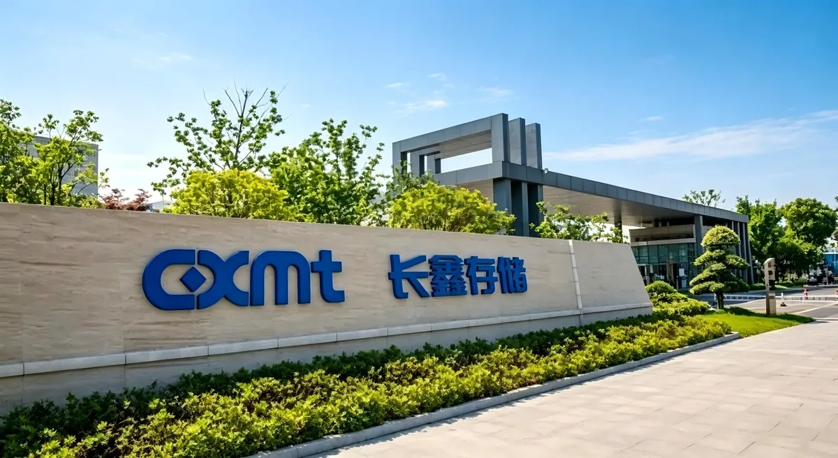 Entrada de las instalaciones de CXMT con el logotipo azul de la compañía