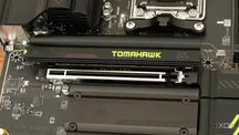 Placa base MSI MAG X870E Tomahawk WiFi con sus ranuras PCIe a la vista