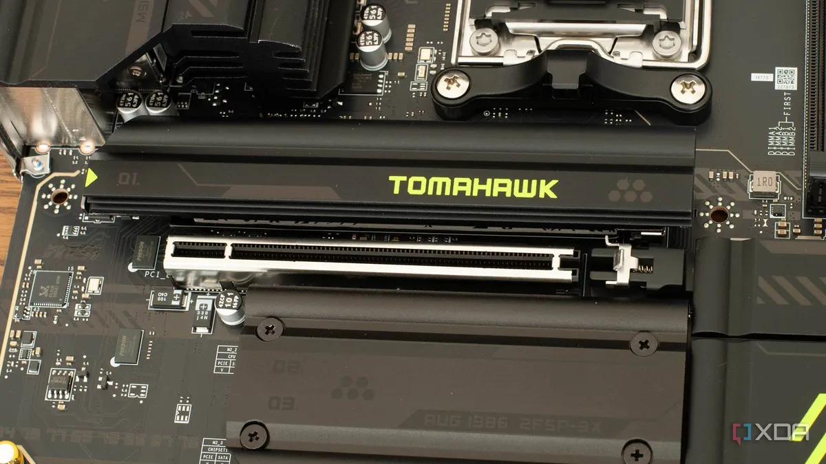 Placa base MSI MAG X870E Tomahawk WiFi con sus ranuras PCIe a la vista