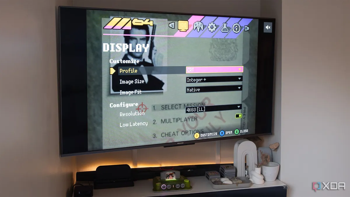 La consola ModRetro M64 mostrando un videojuego en modo CRT sobre un televisor 4K
