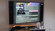 La consola ModRetro M64 mostrando un videojuego en modo CRT sobre un televisor 4K