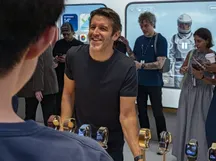 John Ternus, consejero delegado de Apple, durante el lanzamiento del iPhone 18 Pro en la tienda de la Quinta Avenida