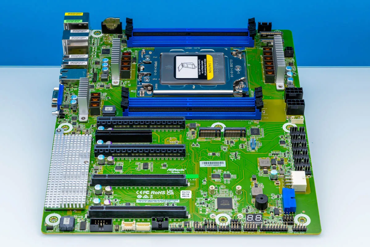 Placa base ASRock Rack SORANOD8-2L2T sobre un banco de pruebas, con el zócalo SP6 y las ranuras de expansión a la vista
