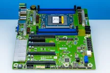 Placa base ASRock Rack SORANOD8-2L2T sobre un banco de pruebas, con el zócalo SP6 y las ranuras de expansión a la vista