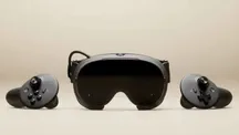 Visor Steam Frame de Valve junto a sus dos mandos sobre un fondo claro