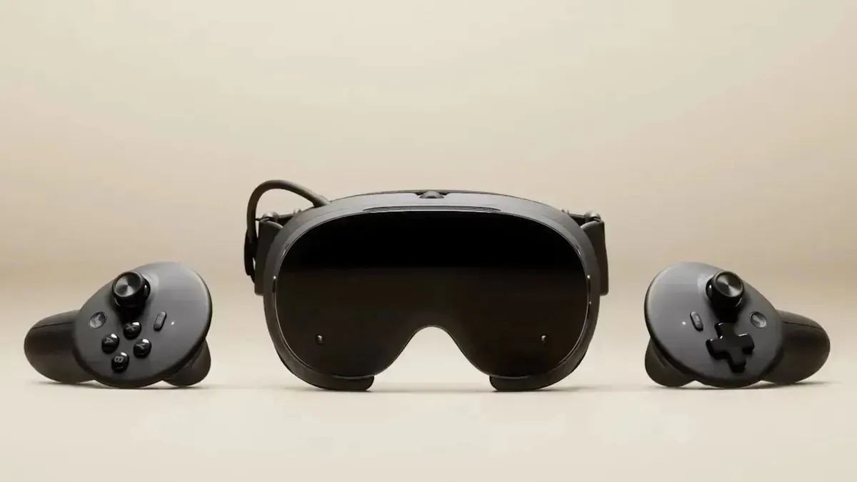 Visor Steam Frame de Valve junto a sus dos mandos sobre un fondo claro
