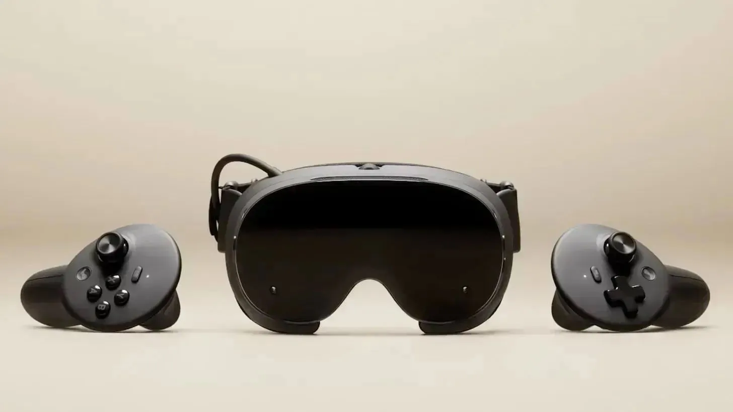Visor Steam Frame de Valve junto a sus dos mandos sobre un fondo claro