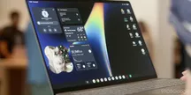 Pantalla de inicio de un Googlebook con widgets visibles en el escritorio