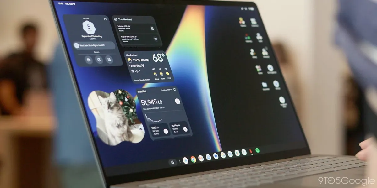 Pantalla de inicio de un Googlebook con widgets visibles en el escritorio