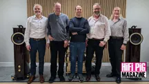 El equipo de Fyne Audio posa junto a un par de altavoces F1-10 Anniversary en su sala de escucha