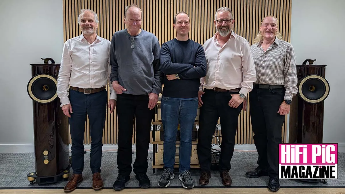 El equipo de Fyne Audio posa junto a un par de altavoces F1-10 Anniversary en su sala de escucha
