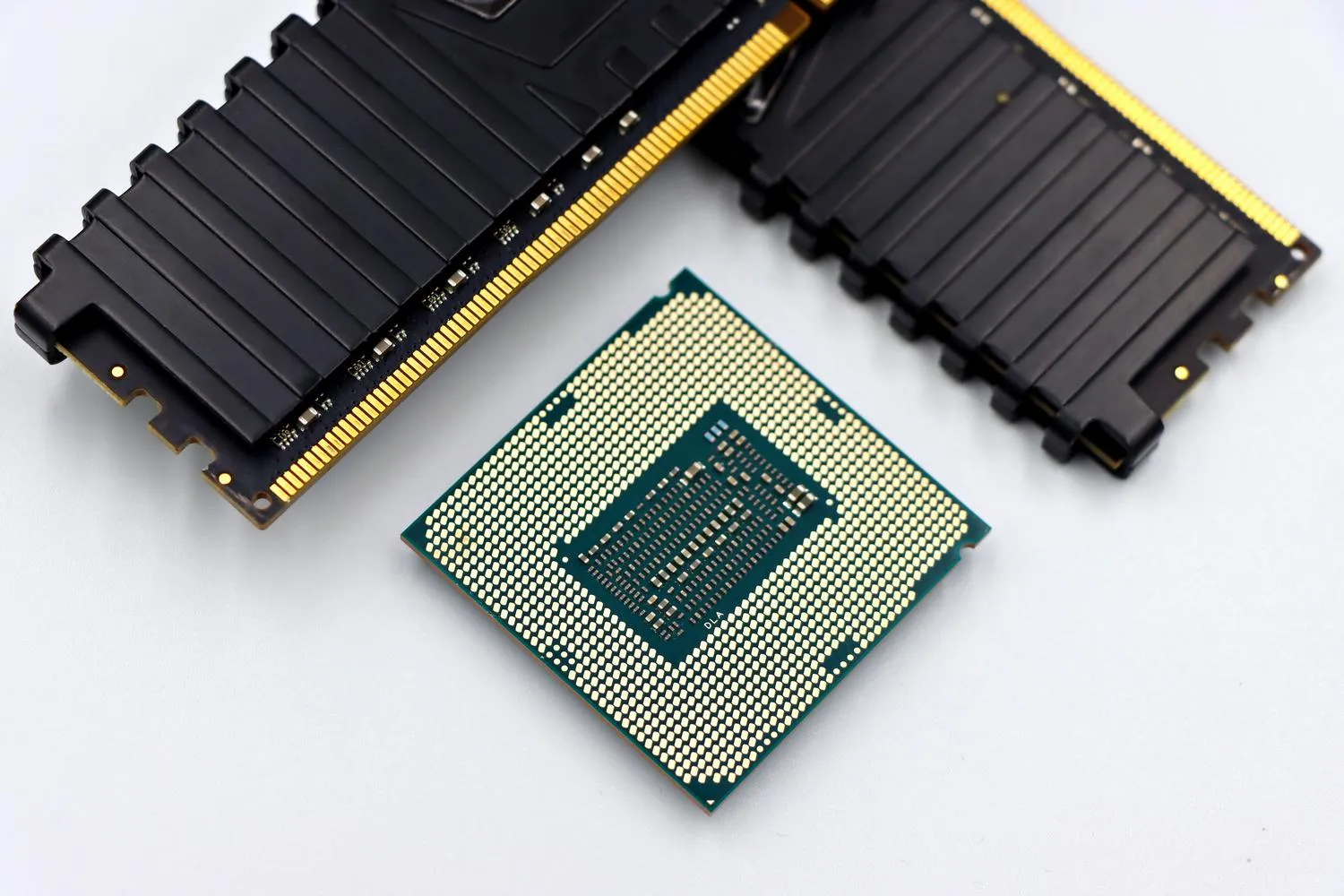 Conjunto de un procesador de PC y módulos de memoria RAM sobre fondo blanco