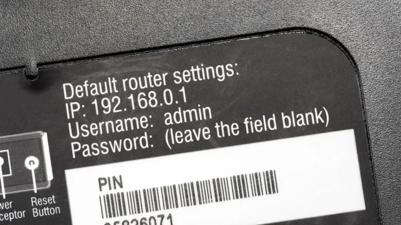 Pegatina de un router con la dirección IP, el usuario y la contraseña de fábrica