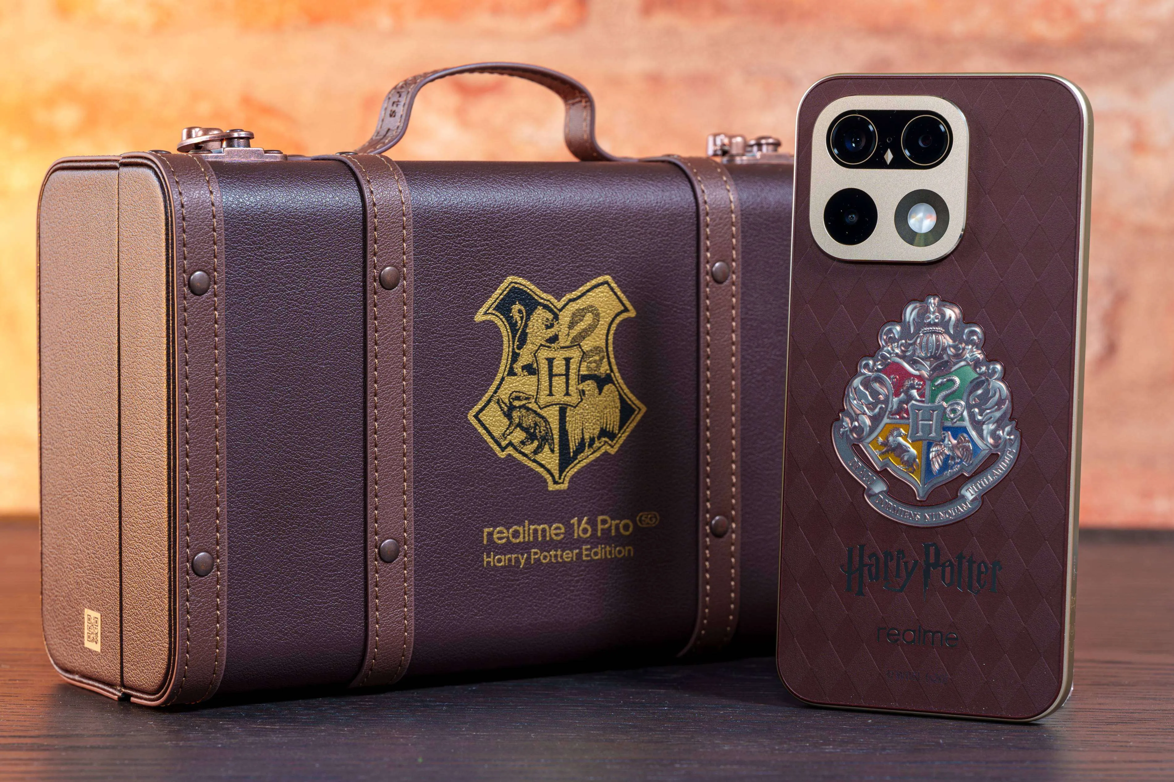 El escudo de Hogwarts del teléfono mostrando los colores de las cuatro casas bajo luz ultravioleta