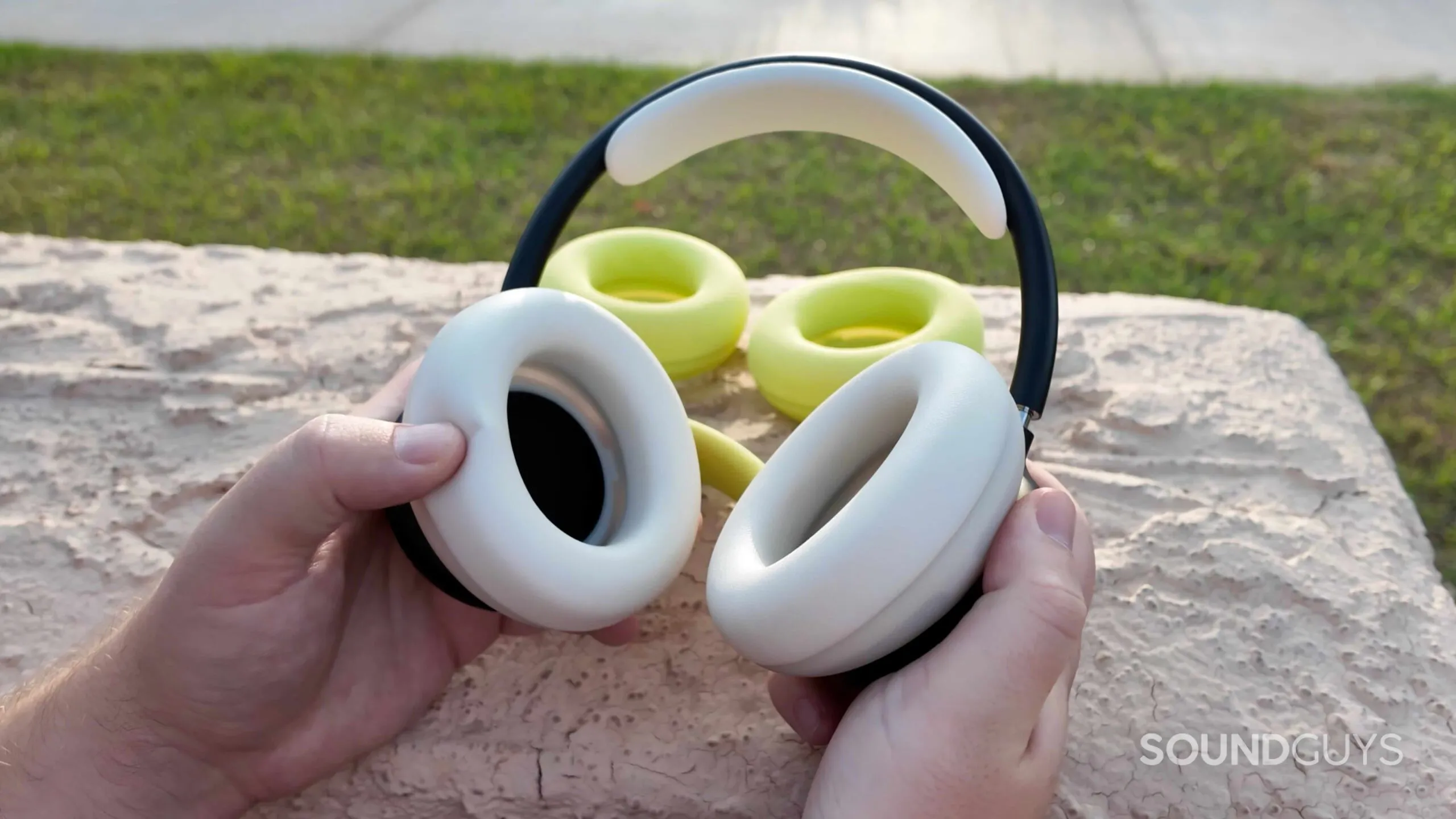 Los Beats 360 con almohadillas UltraPlush sostenidos en la mano