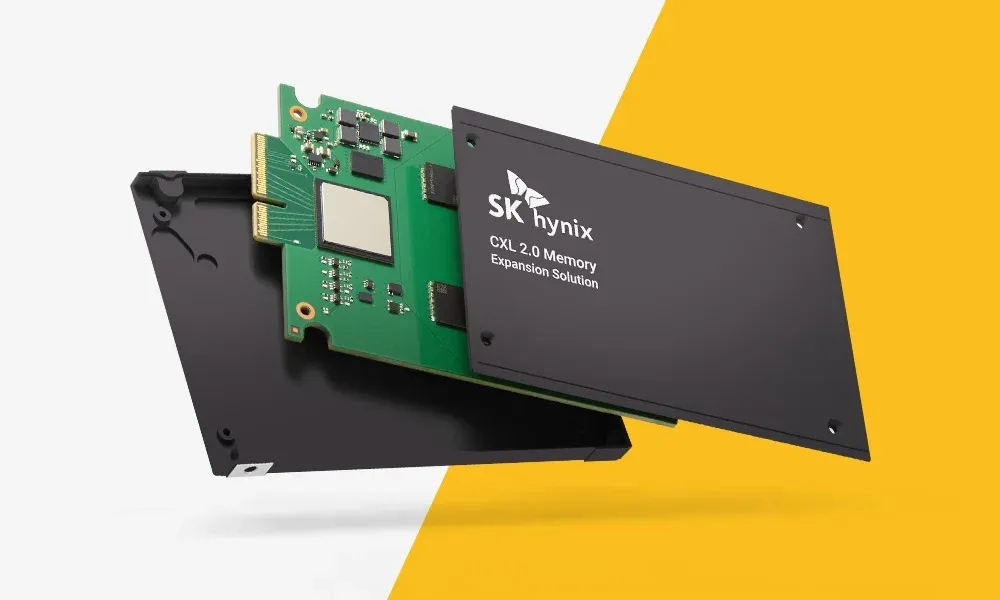 Módulo de expansión de memoria SK hynix CXL 2.0 sobre fondo amarillo