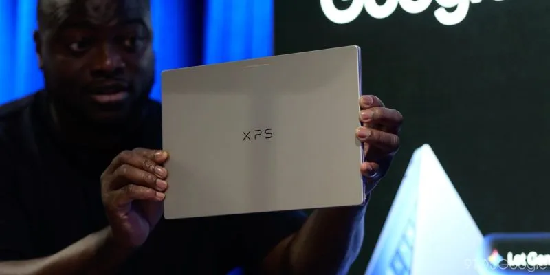 Portátil con Googlebook OS sobre un escritorio
