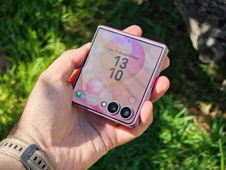 El Samsung Galaxy Z Flip8 desplegado, visto de frente
