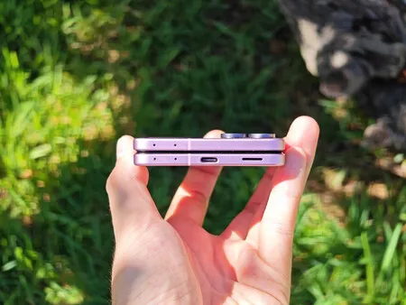 Vista lateral del Galaxy Z Flip8 plegado