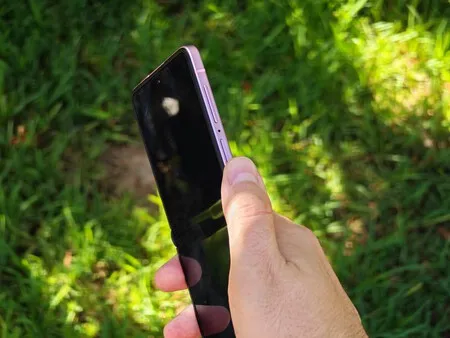 Detalle del perfil del Galaxy Z Flip8