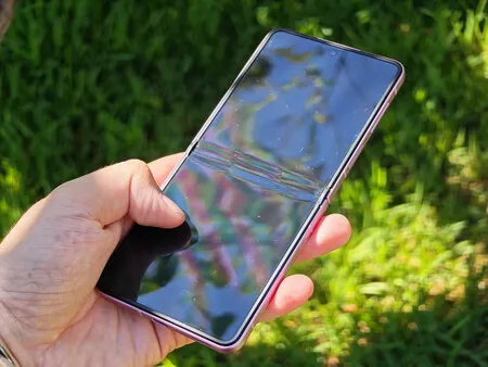 El Galaxy Z Flip8 abierto a medio desplegar