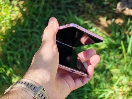 La zona del pliegue central del Galaxy Z Flip8