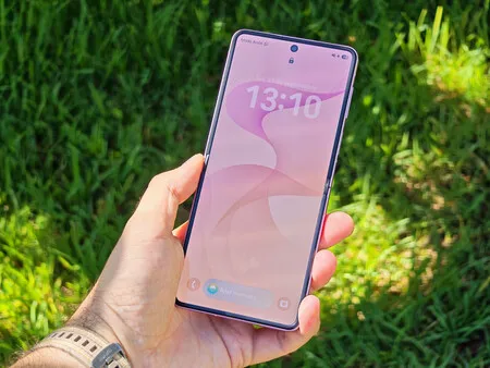 El Galaxy Z Flip8 plegado desde otro ángulo