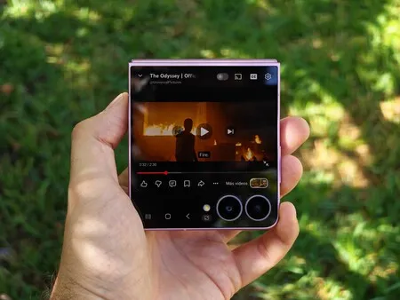 Contenido de vídeo reproducido en la pantalla externa del Galaxy Z Flip8