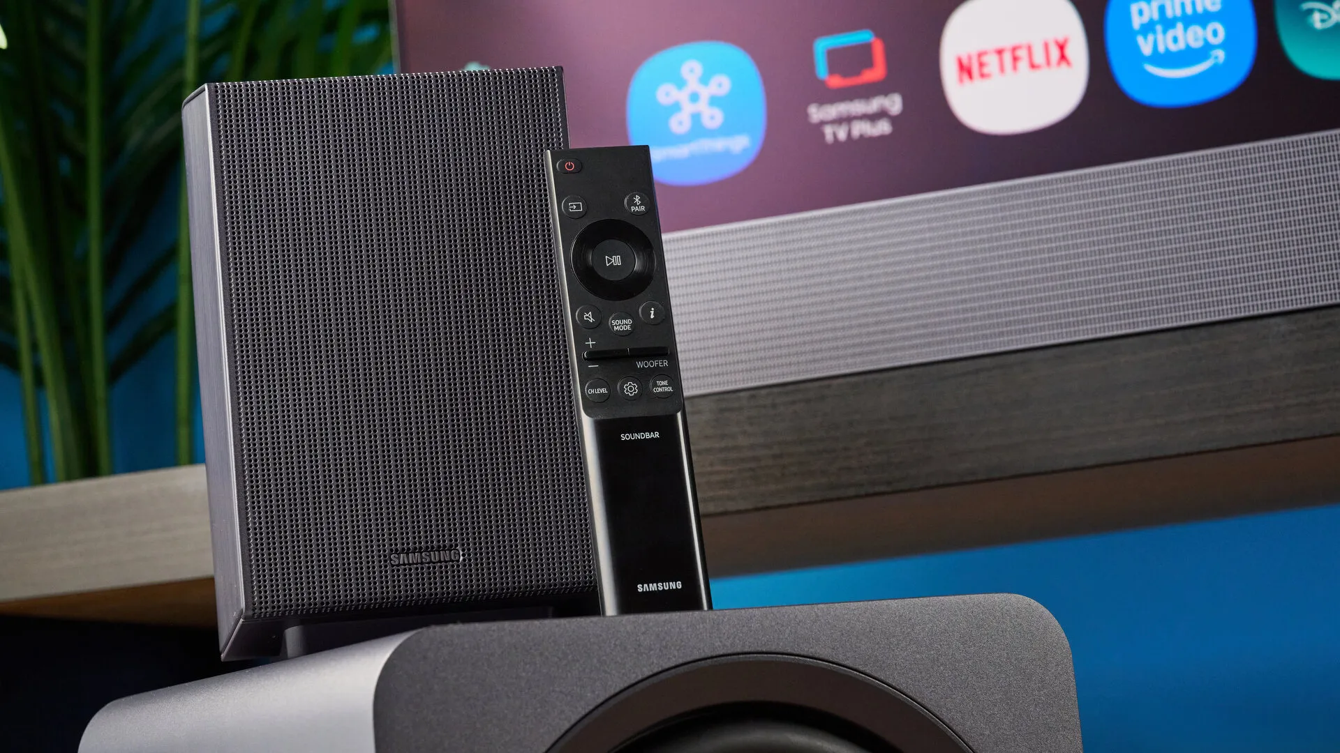 Altavoz trasero de la Q990H junto al mando a distancia