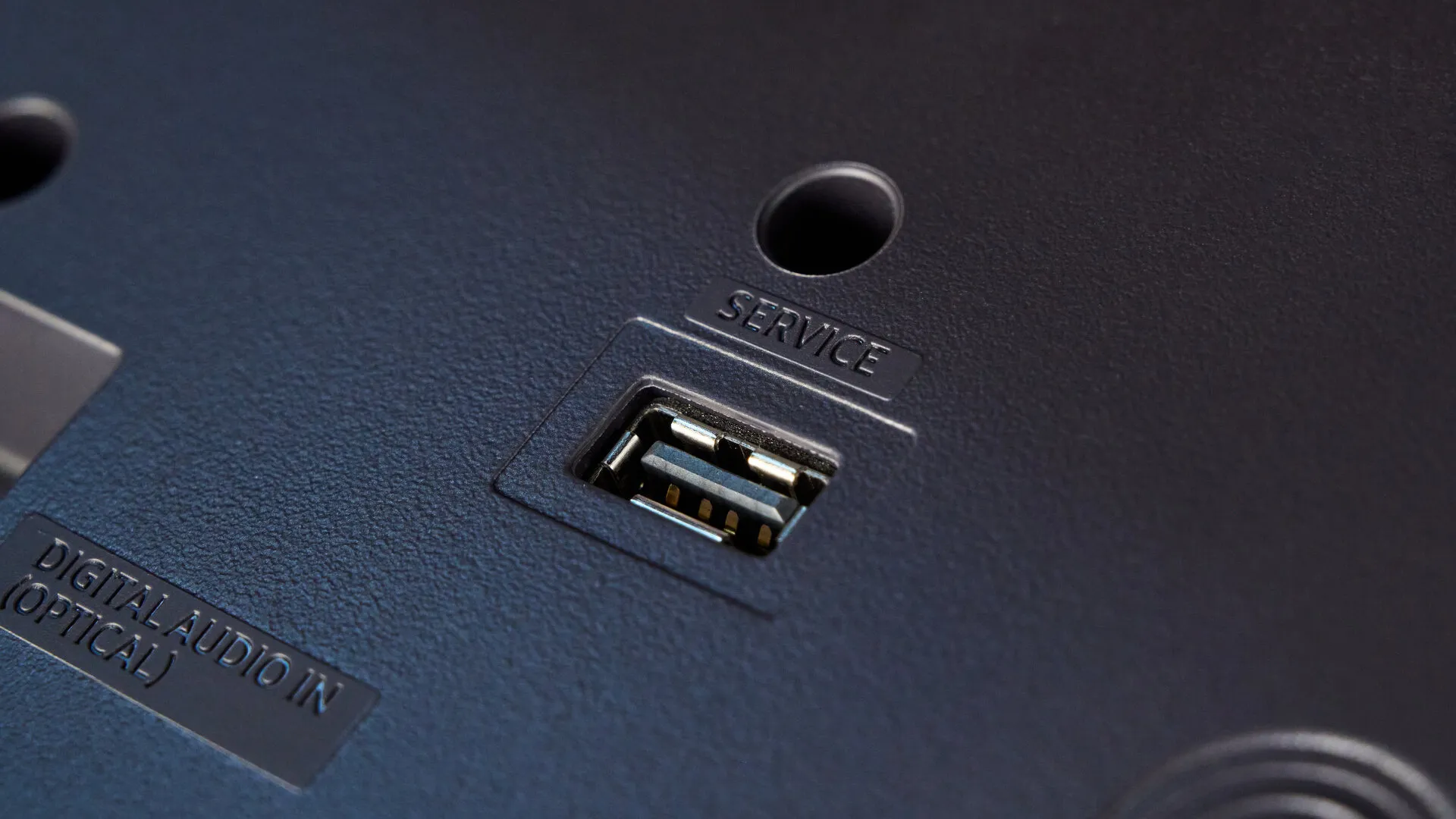 Puerto USB y alojamiento de montaje en la parte posterior de un altavoz