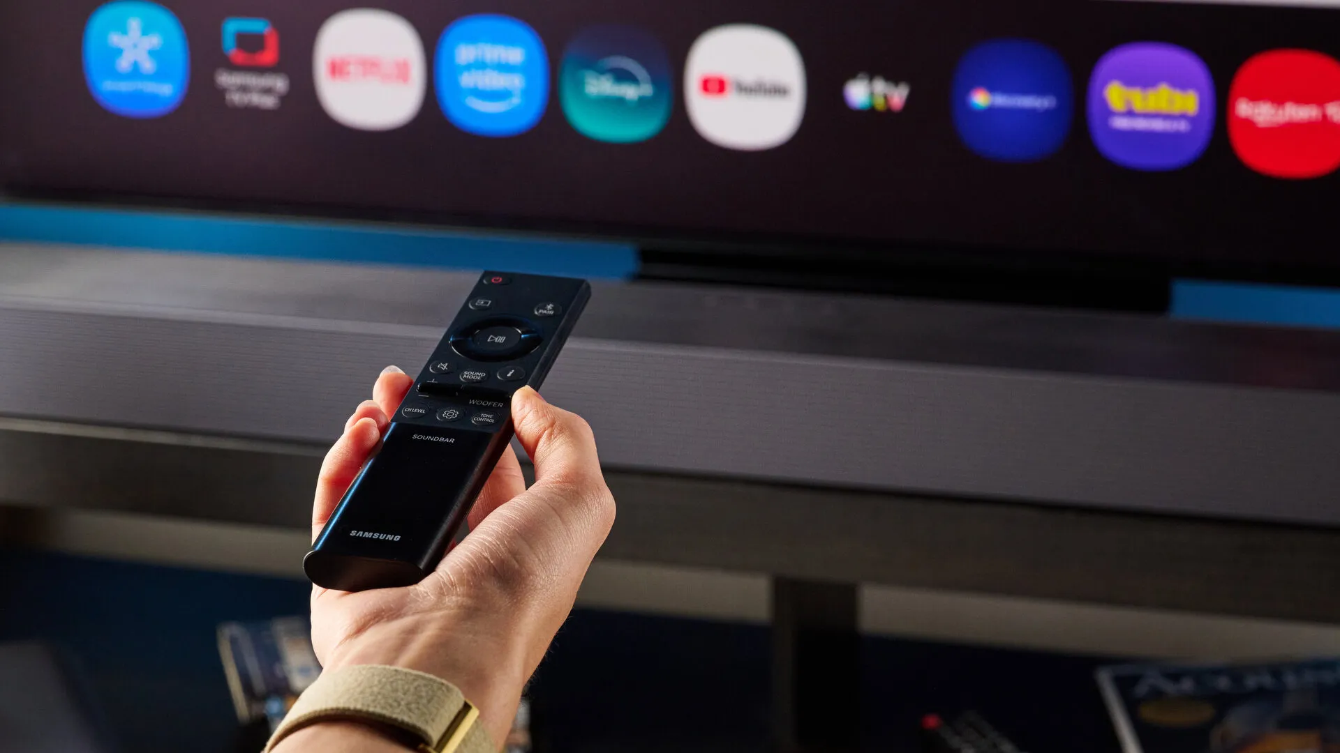 Mando a distancia de la Q990H frente al televisor