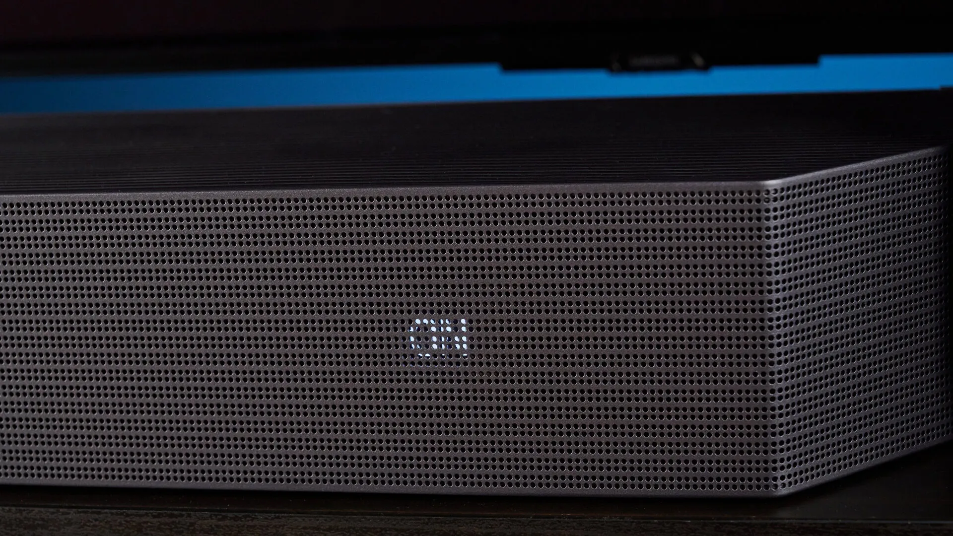 Pantalla frontal de la Samsung Q990H iluminada en la rejilla