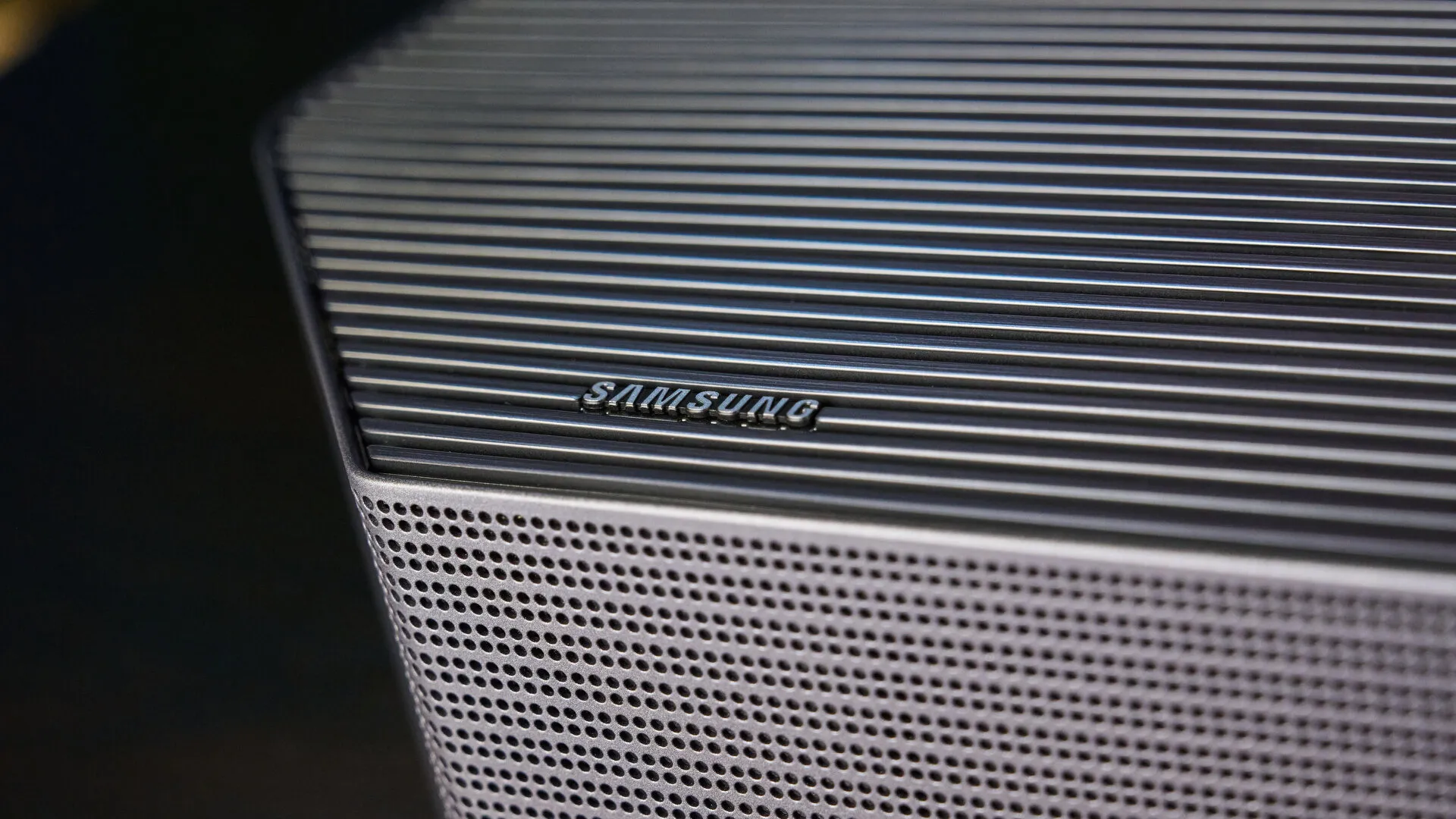 Detalle de la rejilla y del logotipo Samsung en la Q990H