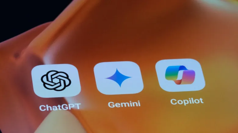 Pantalla de un móvil con los iconos de ChatGPT, Gemini y Copilot