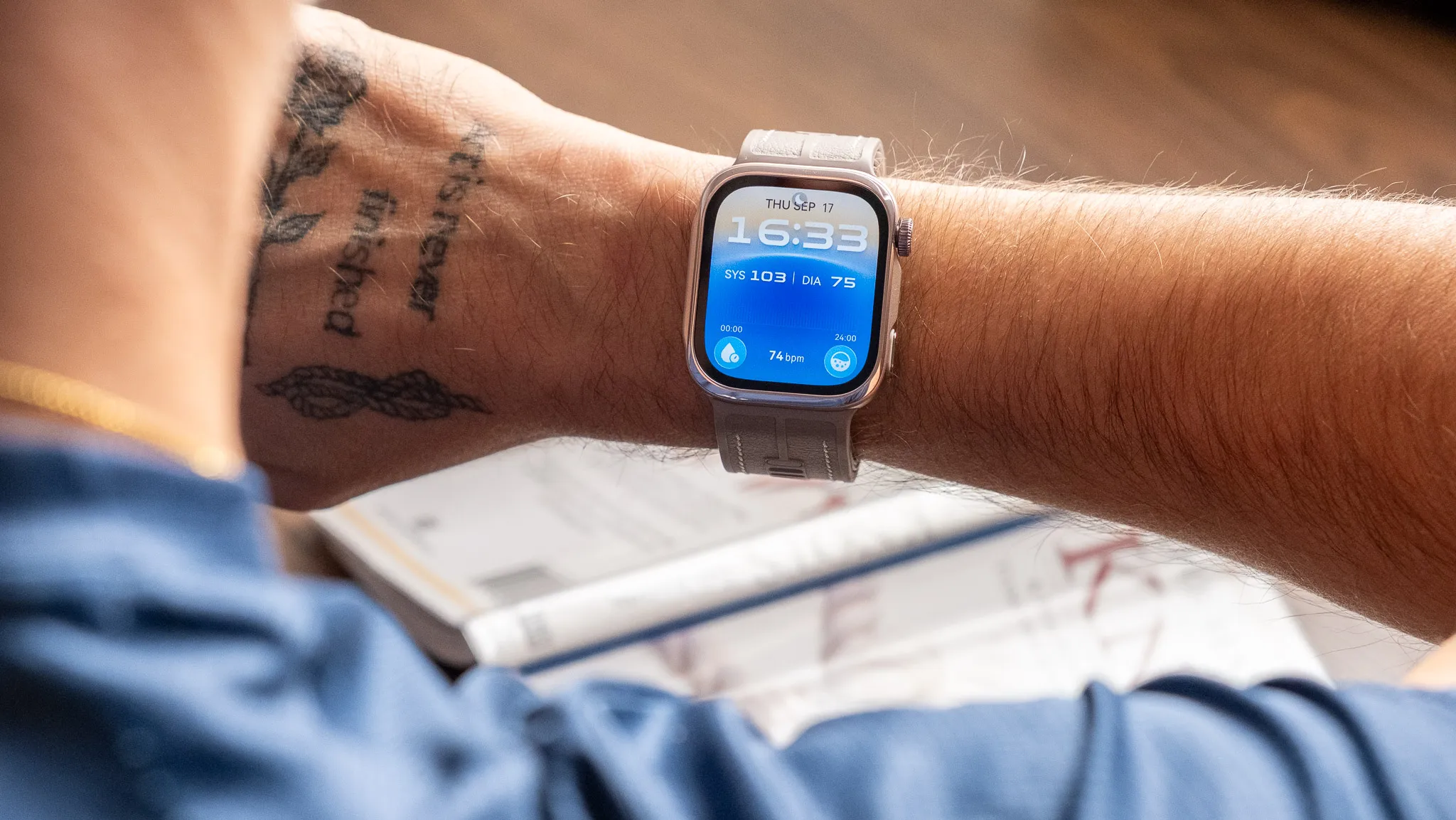 Vista frontal del Huawei Watch D3 en la muñeca