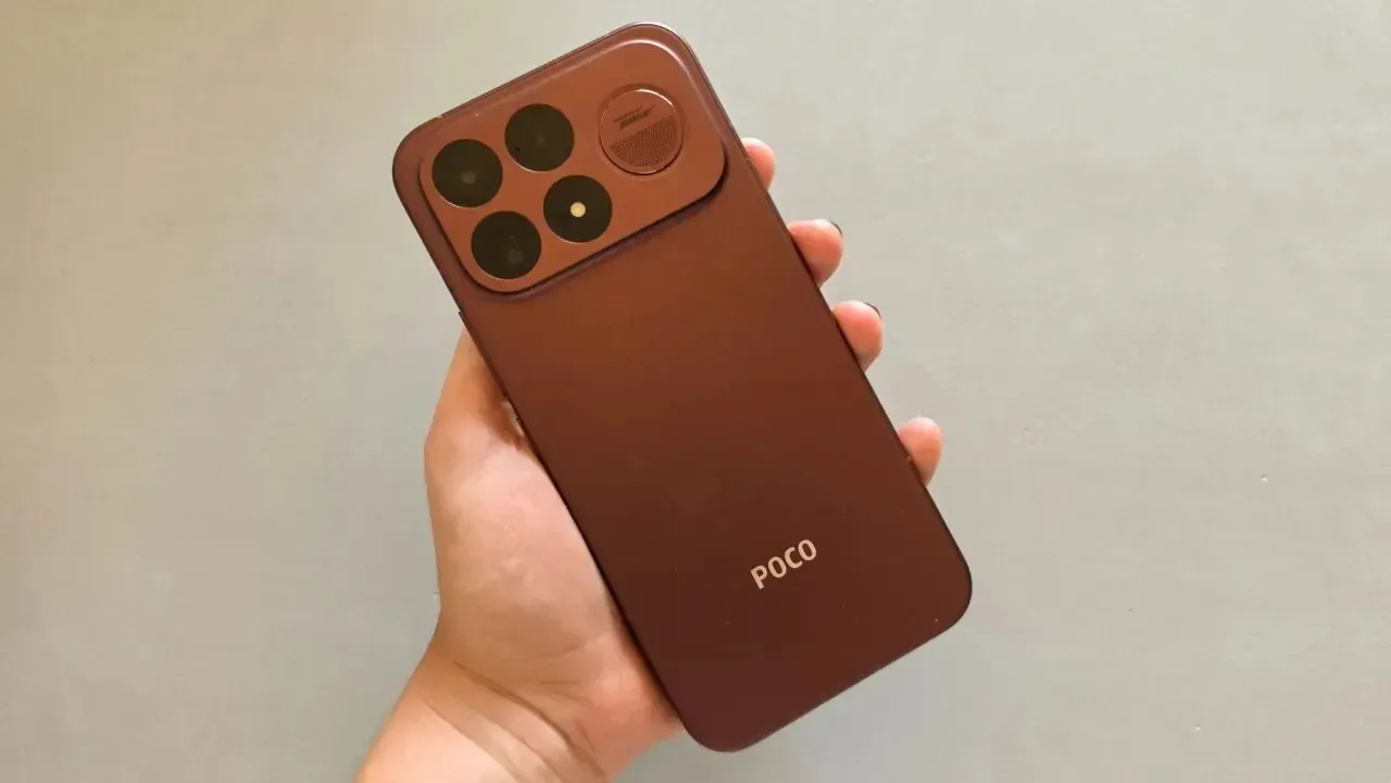 Poco F9 Ultra sostenido en la mano, mostrando la trasera en color burdeos