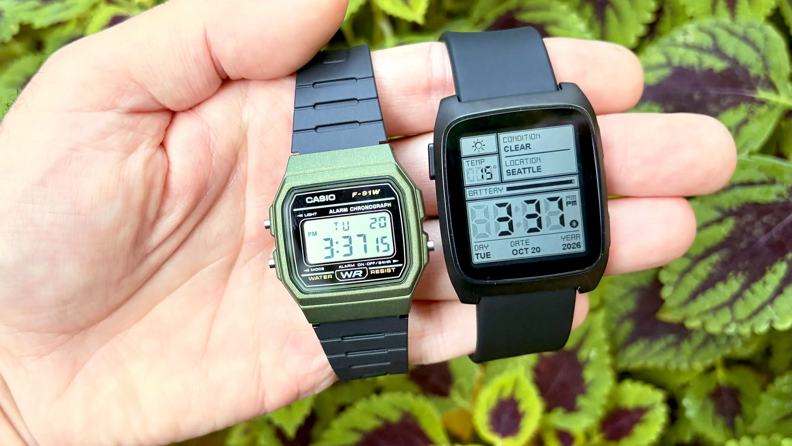 El Pebble Time 2 junto a un Casio F-91W, con un diseño retro que evoca los relojes digitales clásicos