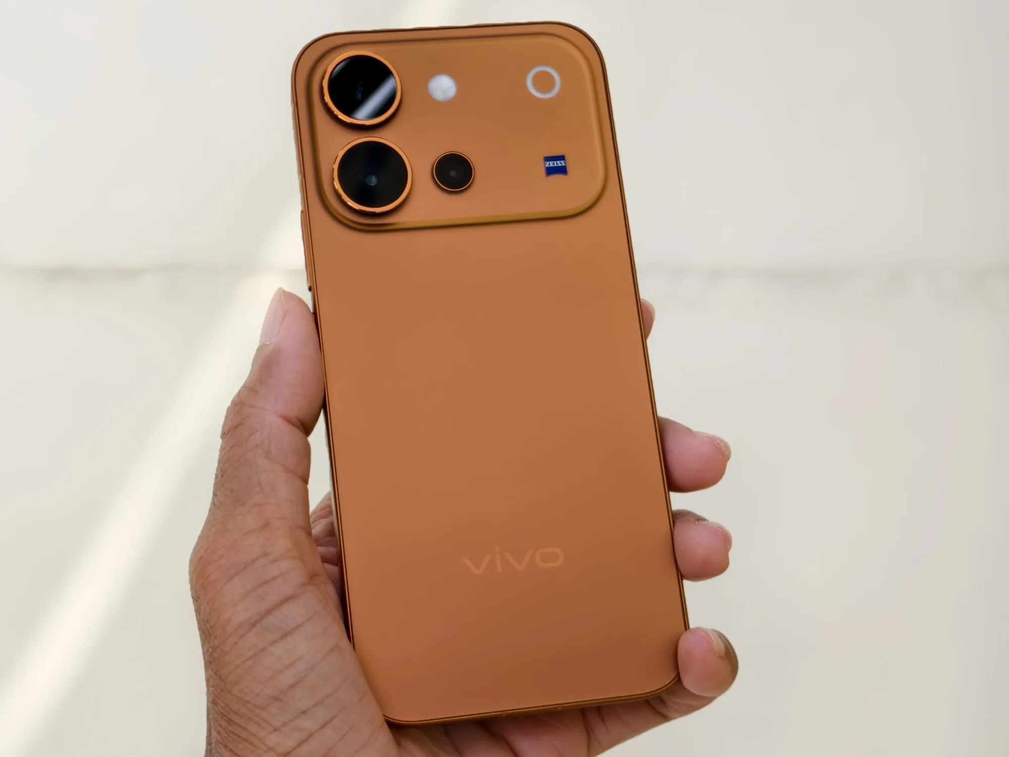 Vista trasera del Vivo V80 en color Sunrise Anthem con el módulo de cámara Zeiss
