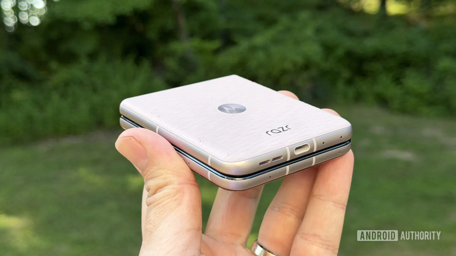 Motorola Razr 2026 visto por su parte inferior y con el marco de aluminio