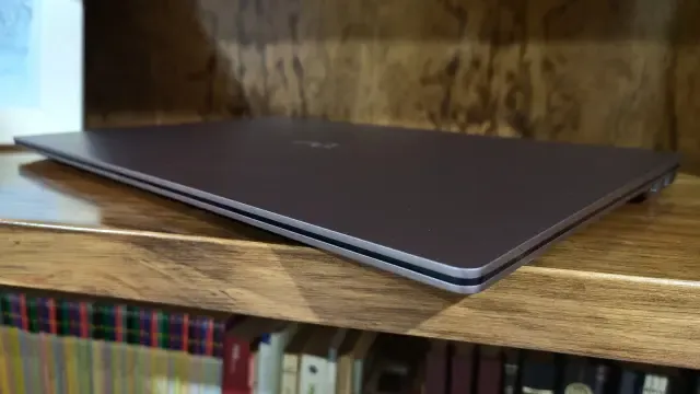 Perfil del LG gram Pro 17 con la tapa cerrada sobre una estantería
